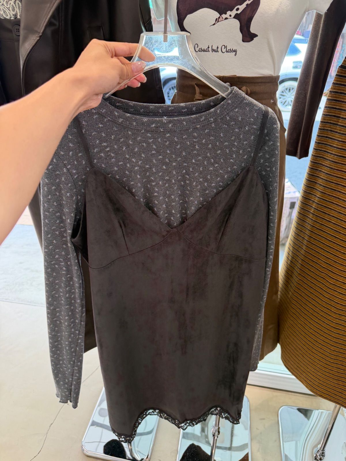 蕾絲邊吊帶洋裝👗 (裡面的蝴蝶結上衣另外購)