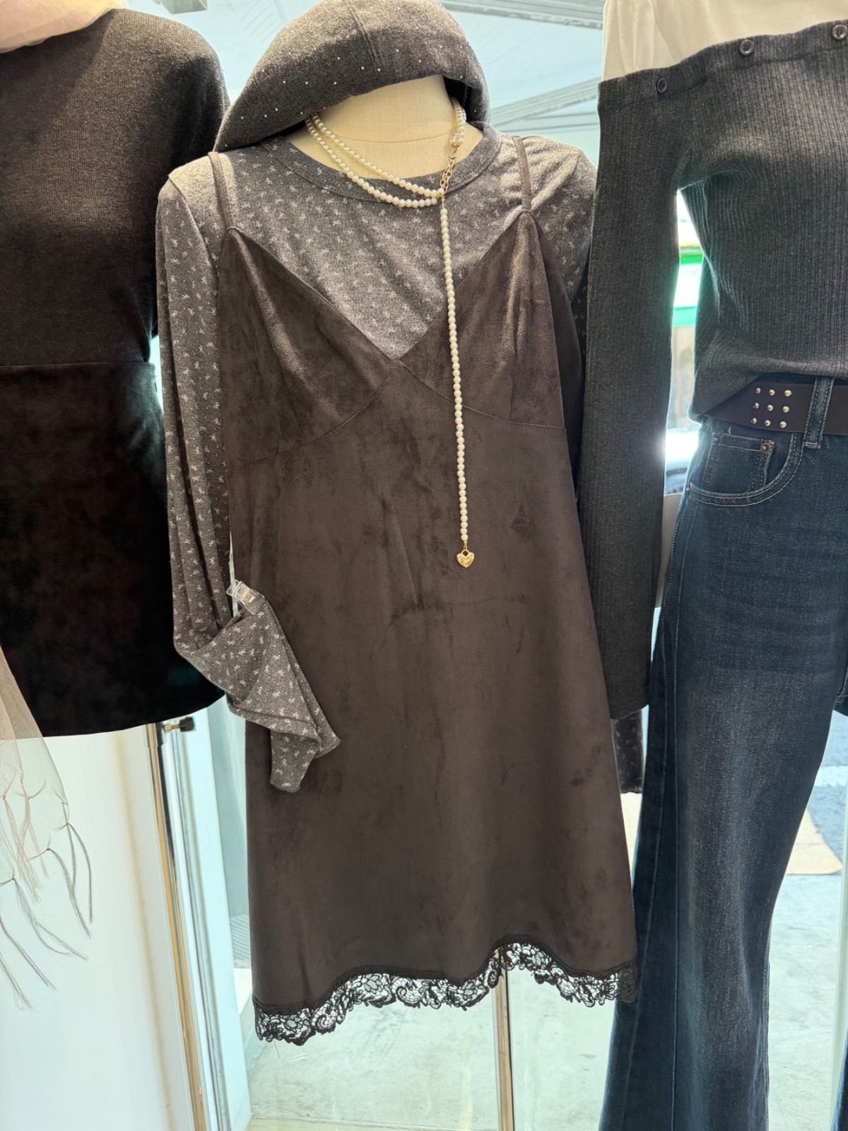 蕾絲邊吊帶洋裝👗 (裡面的蝴蝶結上衣另外購)