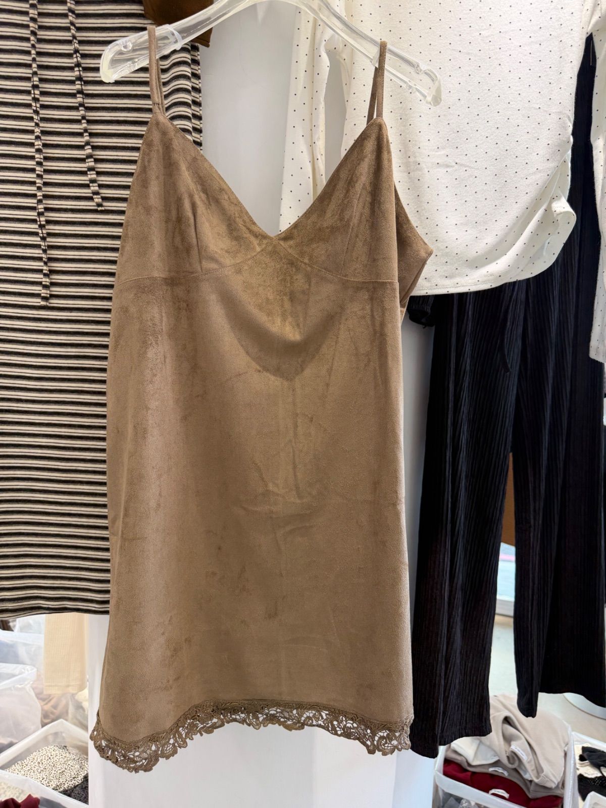 蕾絲邊吊帶洋裝👗 (裡面的蝴蝶結上衣另外購)
