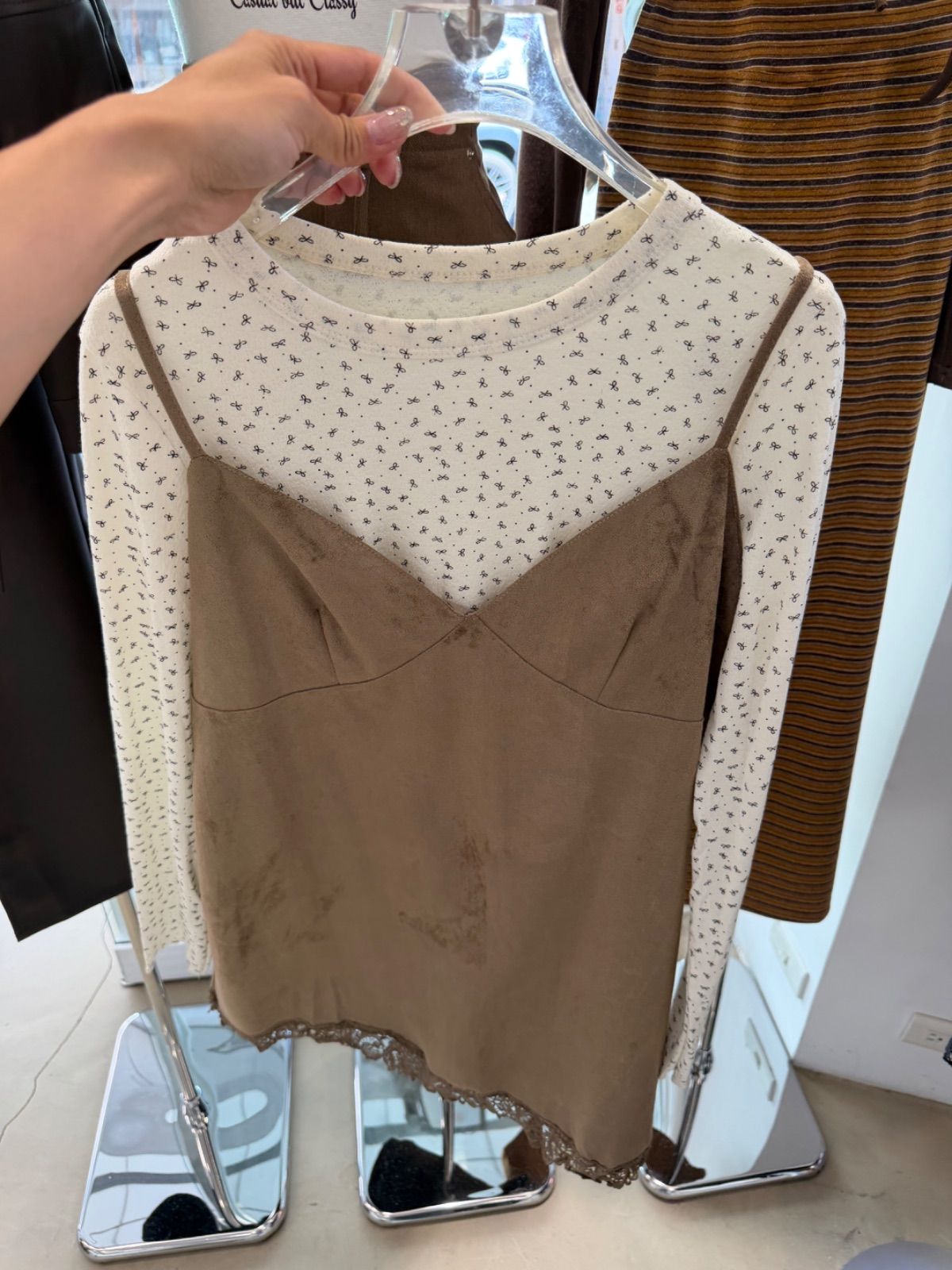 蕾絲邊吊帶洋裝👗 (裡面的蝴蝶結上衣另外購)