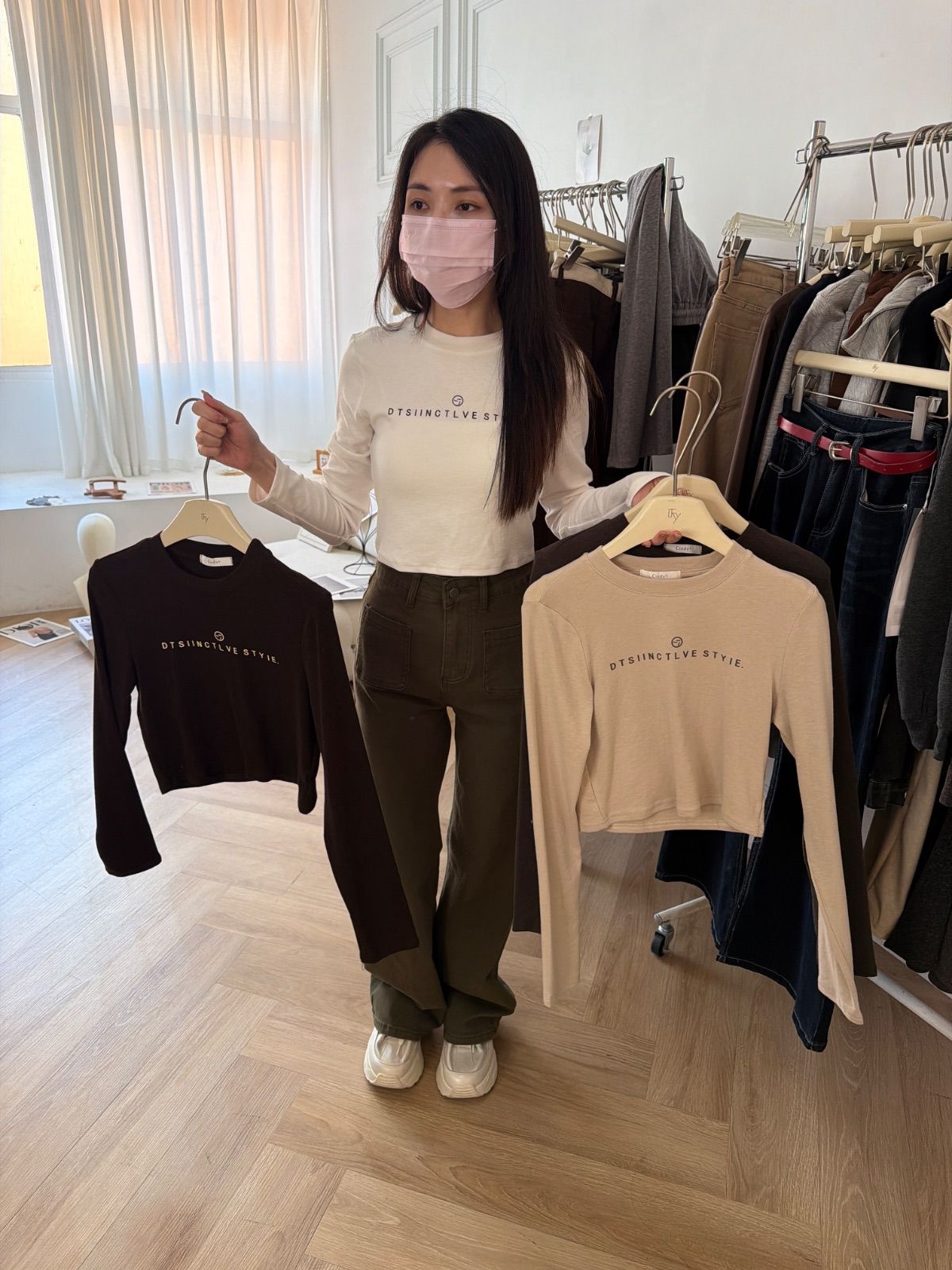 質感英文刺繡短版上衣