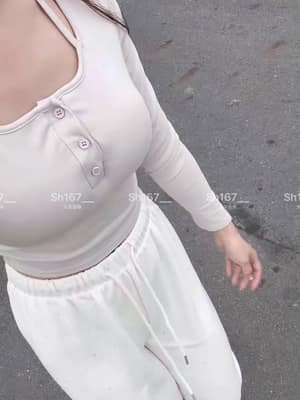淺色排釦上衣